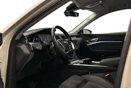 beige Audi e-tron 2022 kuva 6.