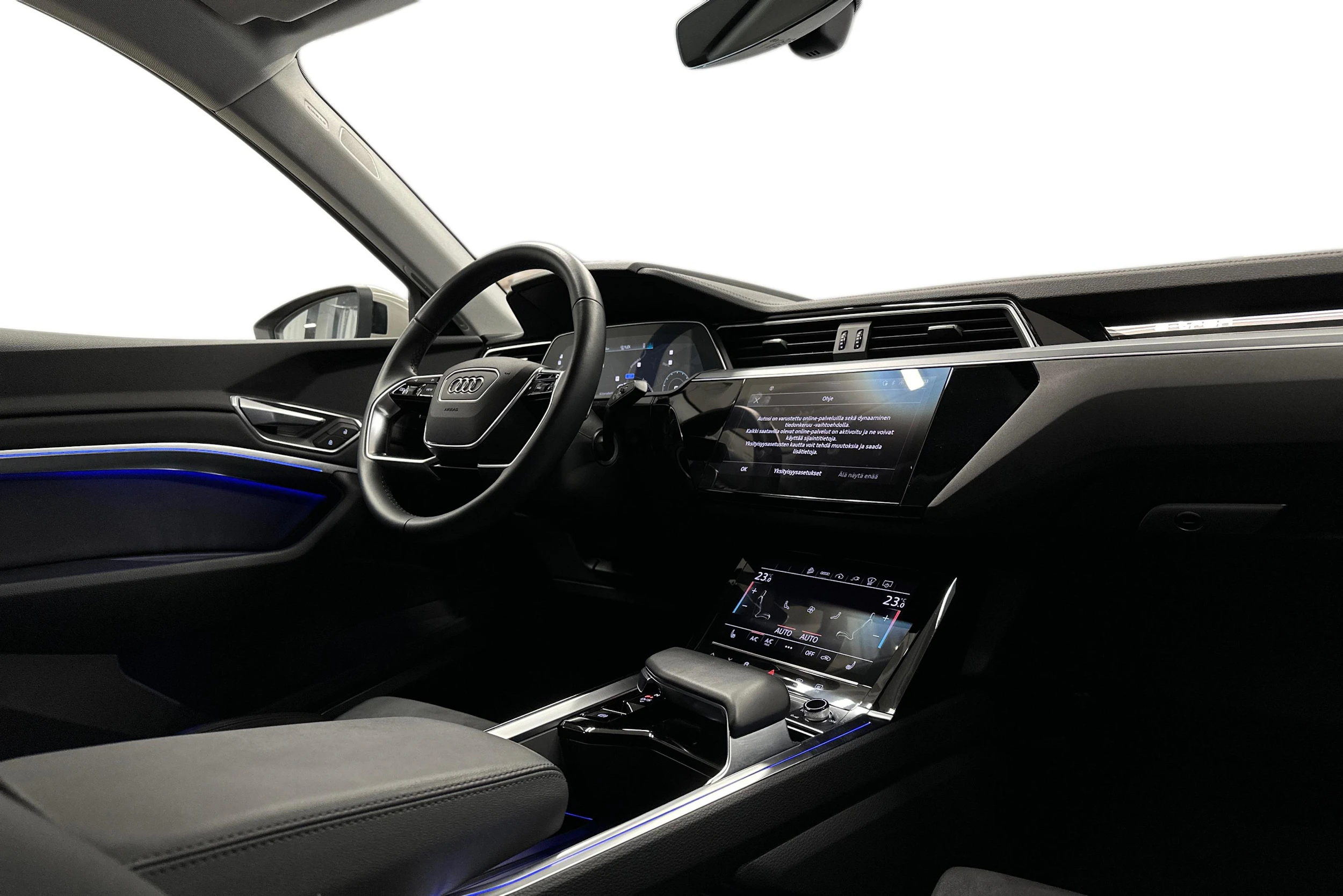 beige Audi e-tron 2022 kuva 7.