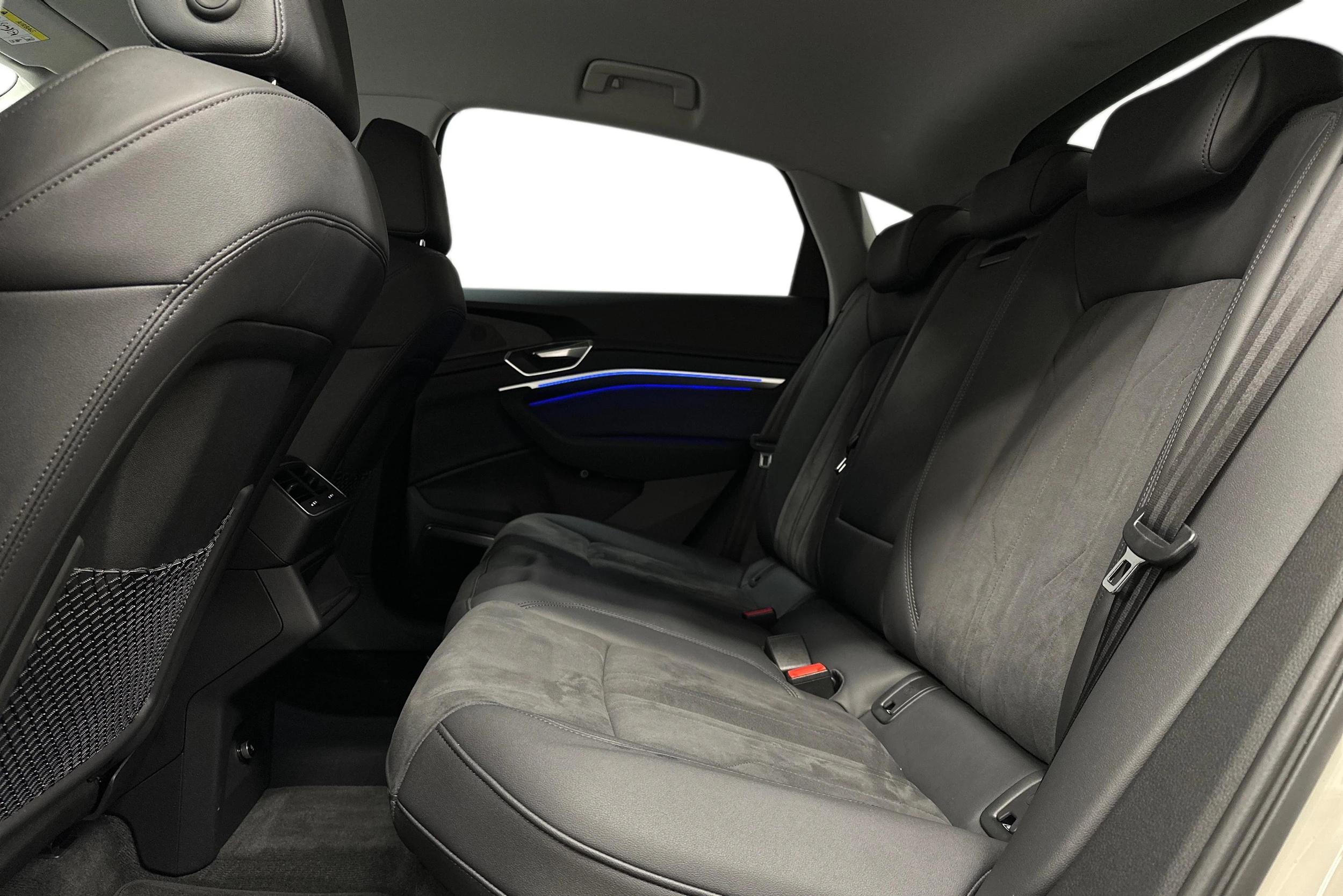 beige Audi e-tron 2022 kuva 8.