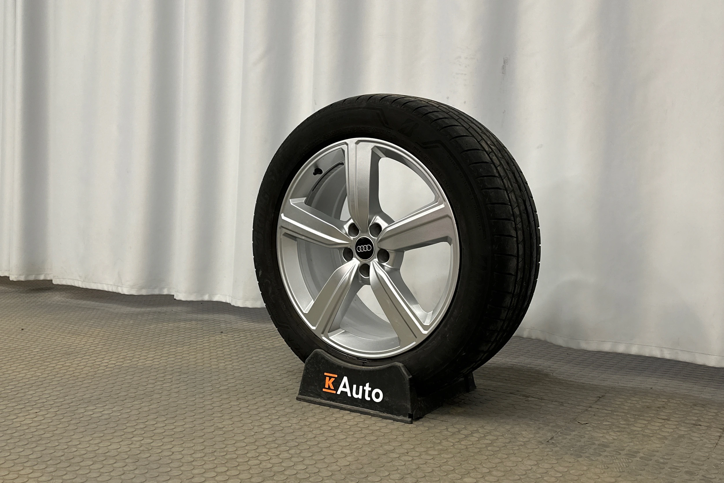 beige Audi e-tron 2022 kuva 10.