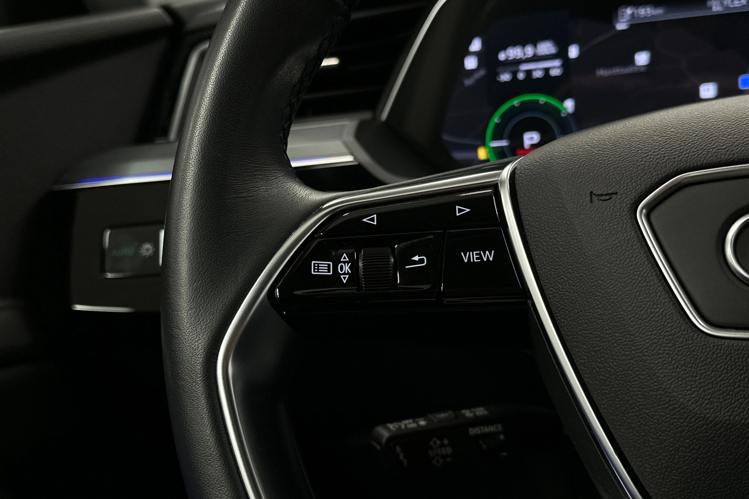 beige Audi e-tron 2022 kuva 11.