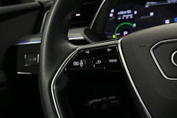 beige Audi e-tron 2022 kuva 11.