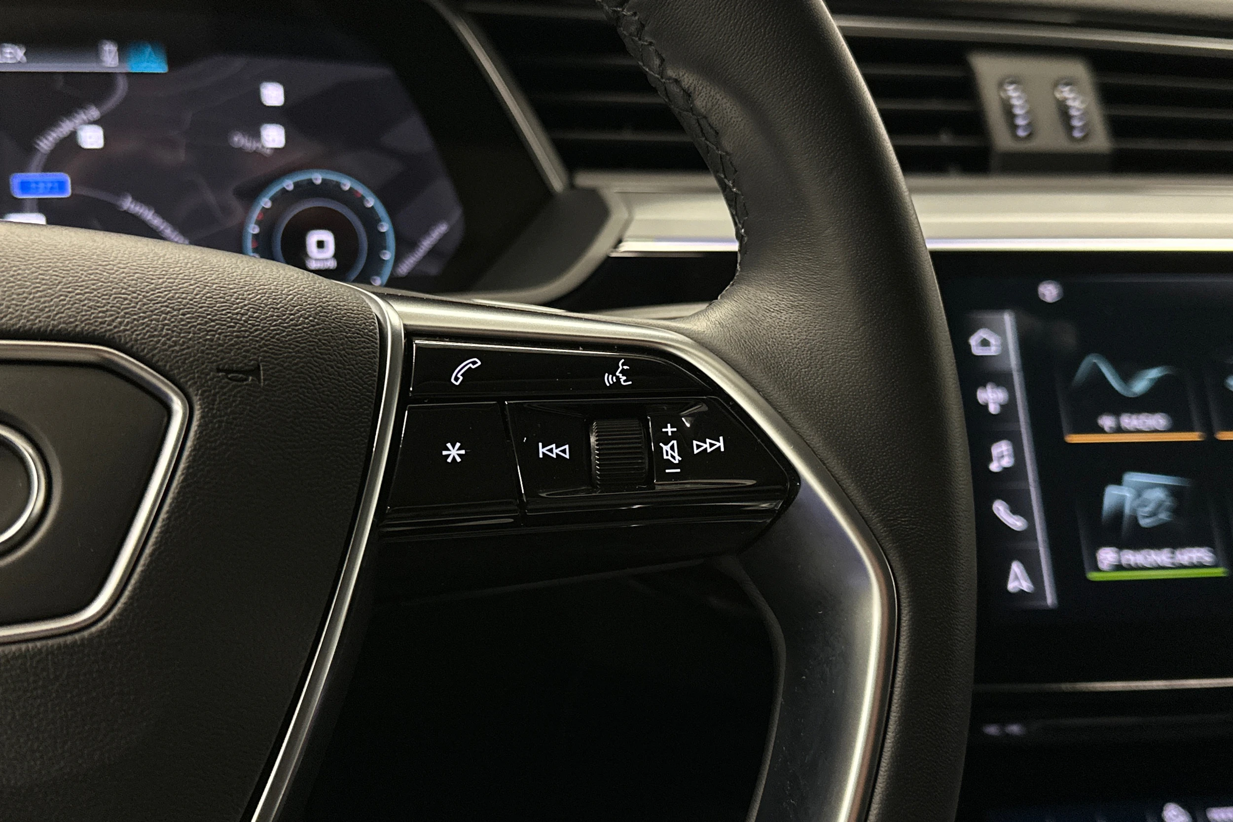 beige Audi e-tron 2022 kuva 12.