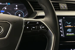 beige Audi e-tron 2022 kuva 12.