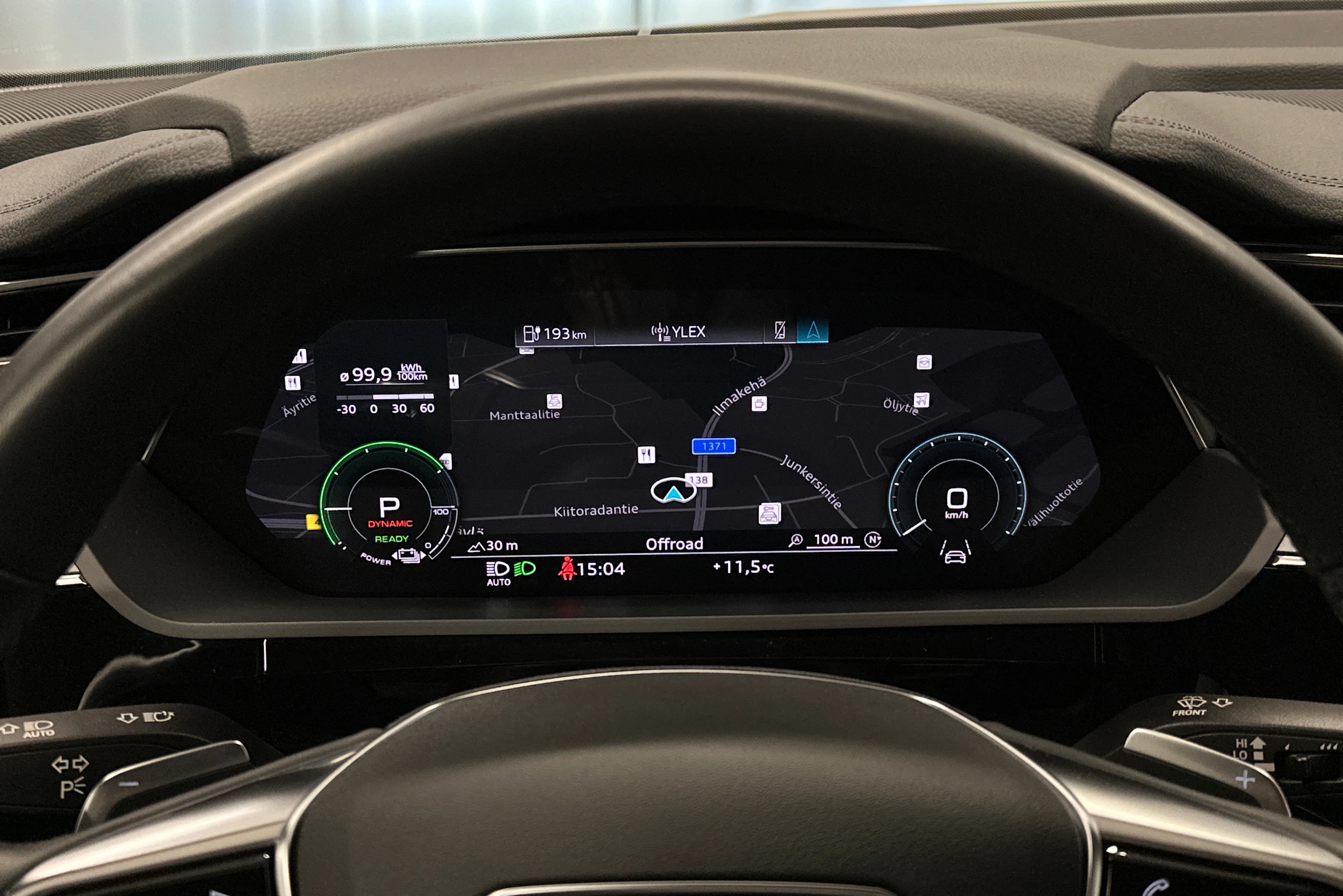 beige Audi e-tron 2022 kuva 13.