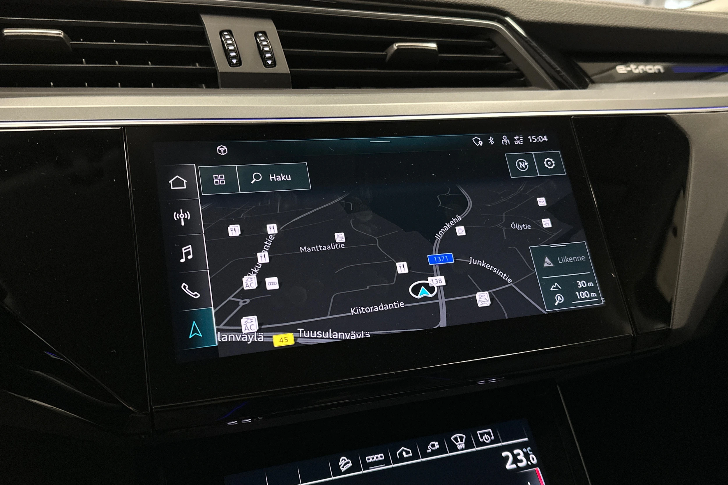 beige Audi e-tron 2022 kuva 14.