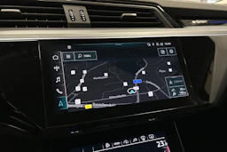 beige Audi e-tron 2022 kuva 14.