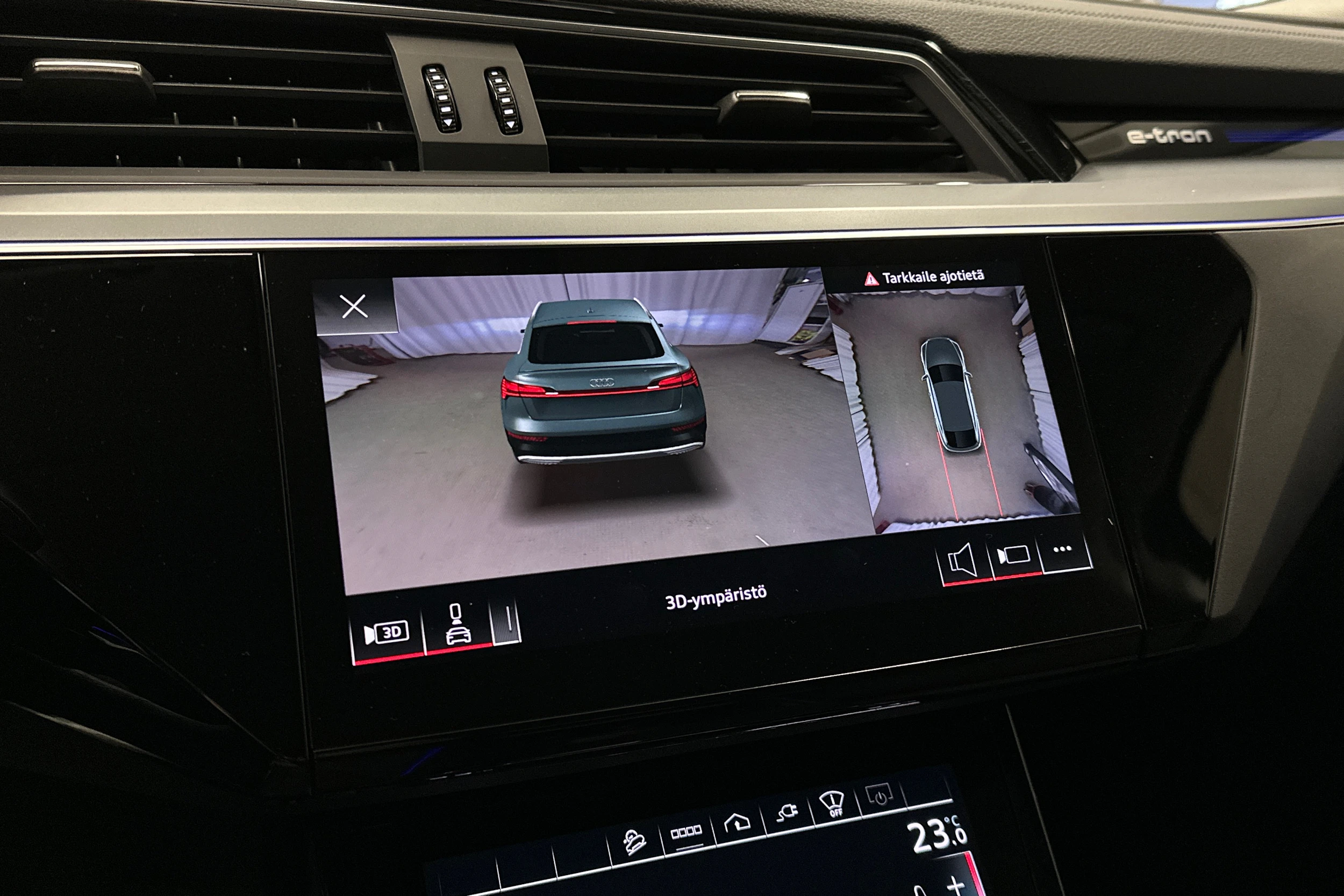 beige Audi e-tron 2022 kuva 15.