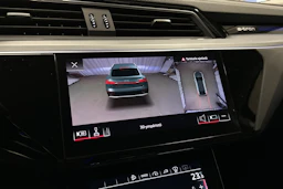 beige Audi e-tron 2022 kuva 15.