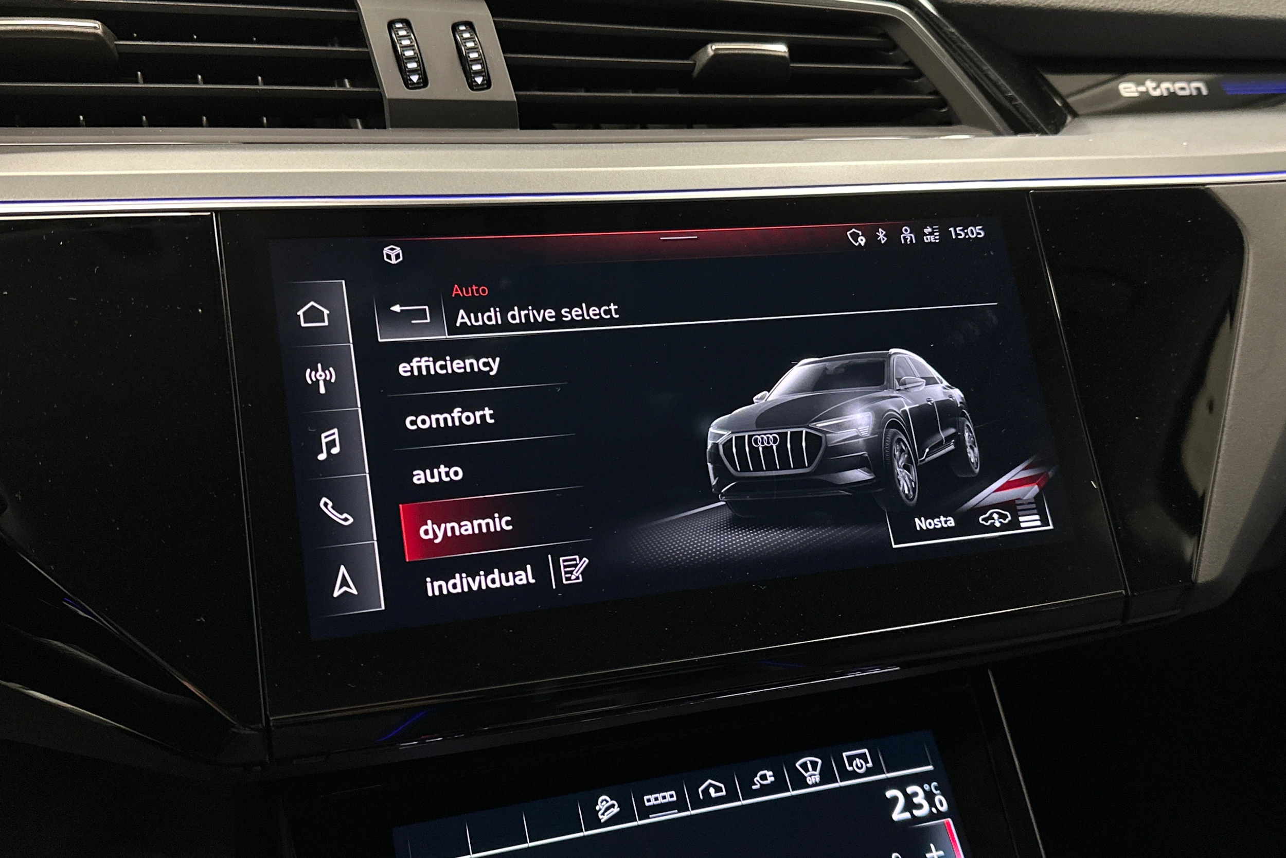 beige Audi e-tron 2022 kuva 17.