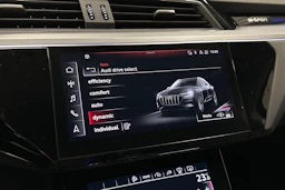 beige Audi e-tron 2022 kuva 17.