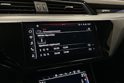 beige Audi e-tron 2022 kuva 18.