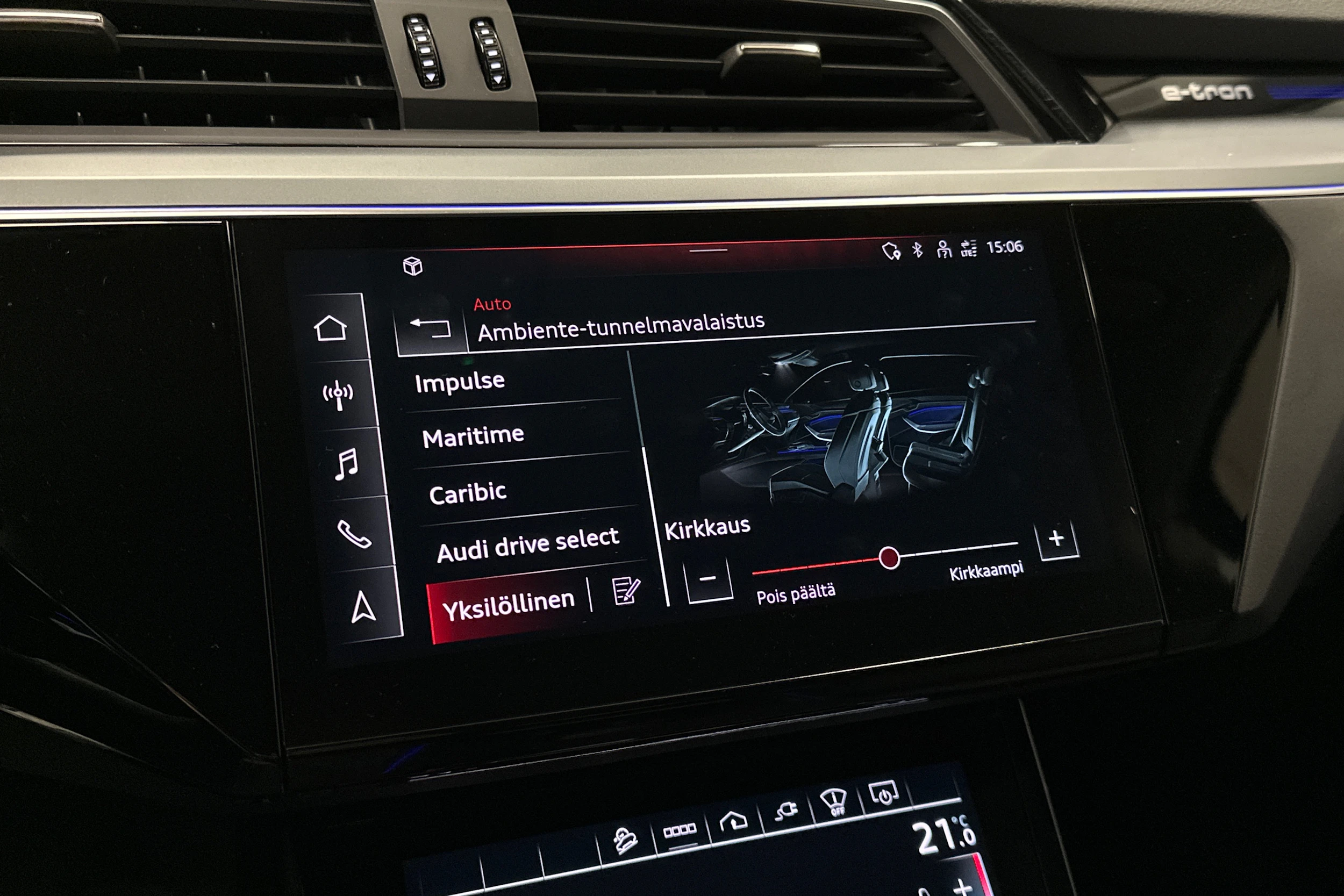 beige Audi e-tron 2022 kuva 19.