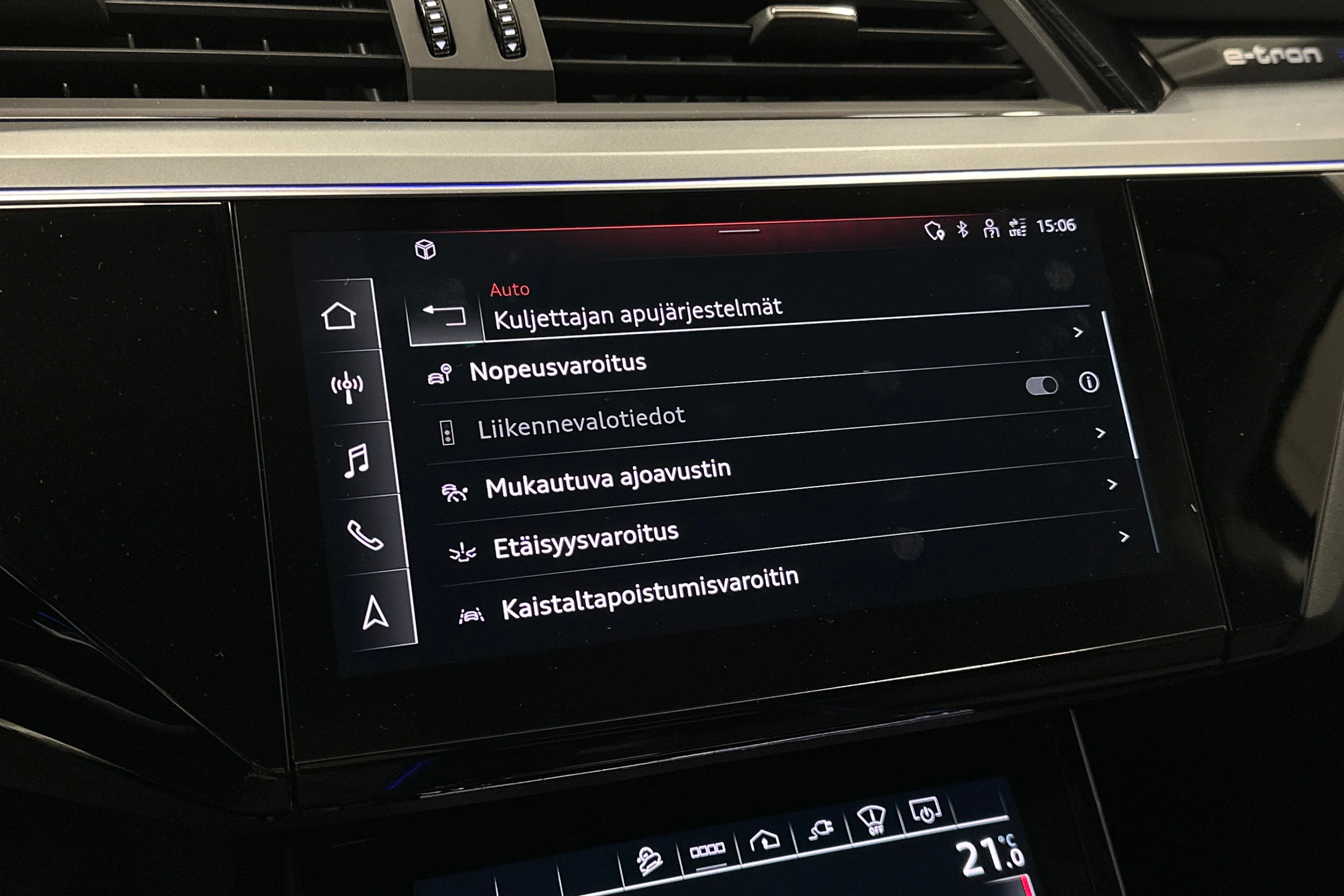 beige Audi e-tron 2022 kuva 20.