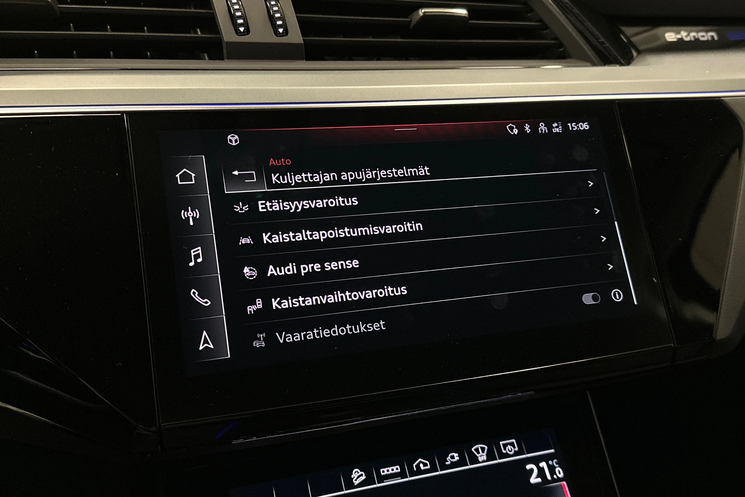 beige Audi e-tron 2022 kuva 21.