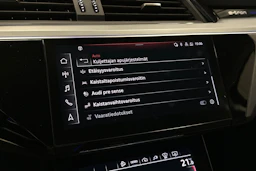 beige Audi e-tron 2022 kuva 21.