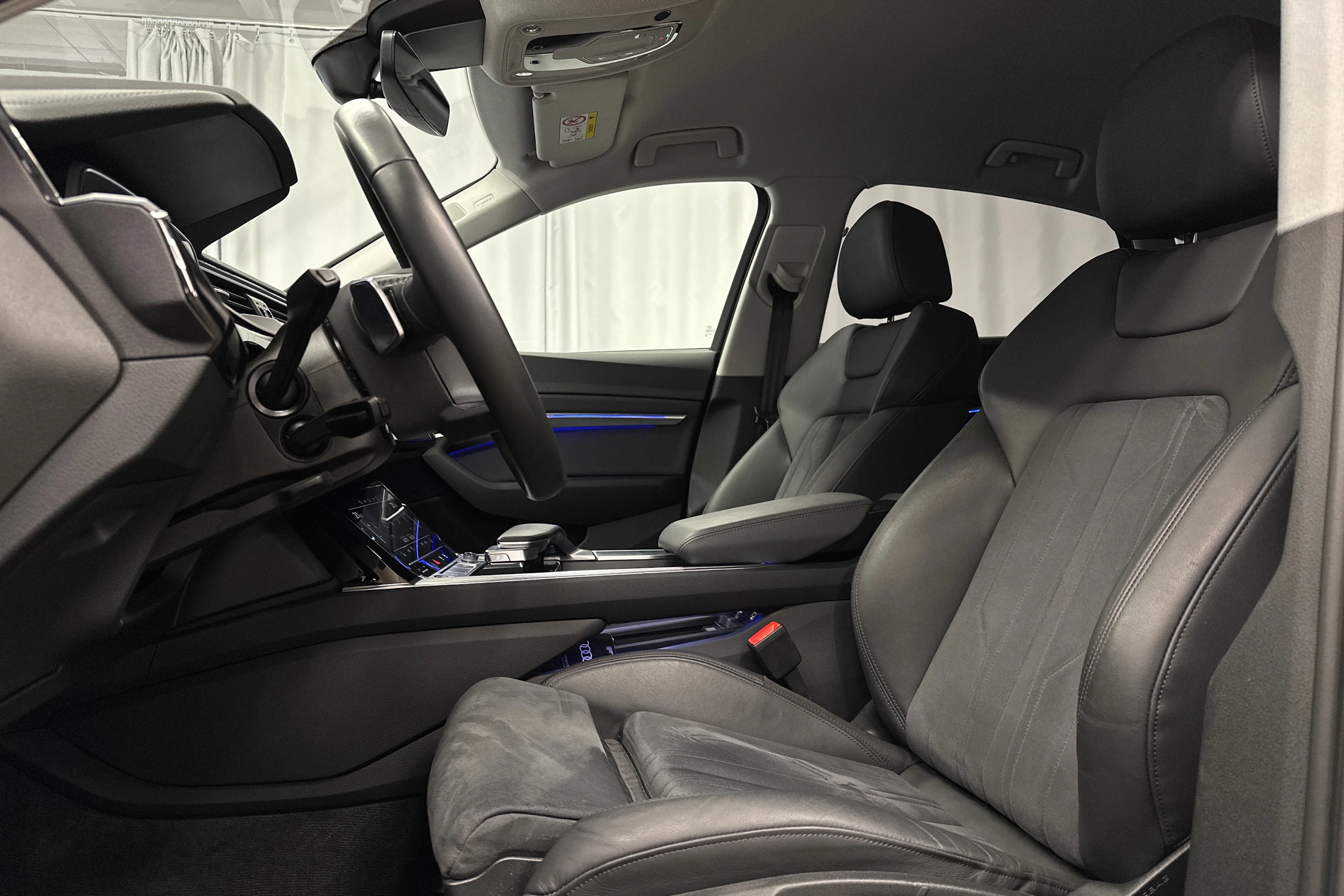 beige Audi e-tron 2022 kuva 23.