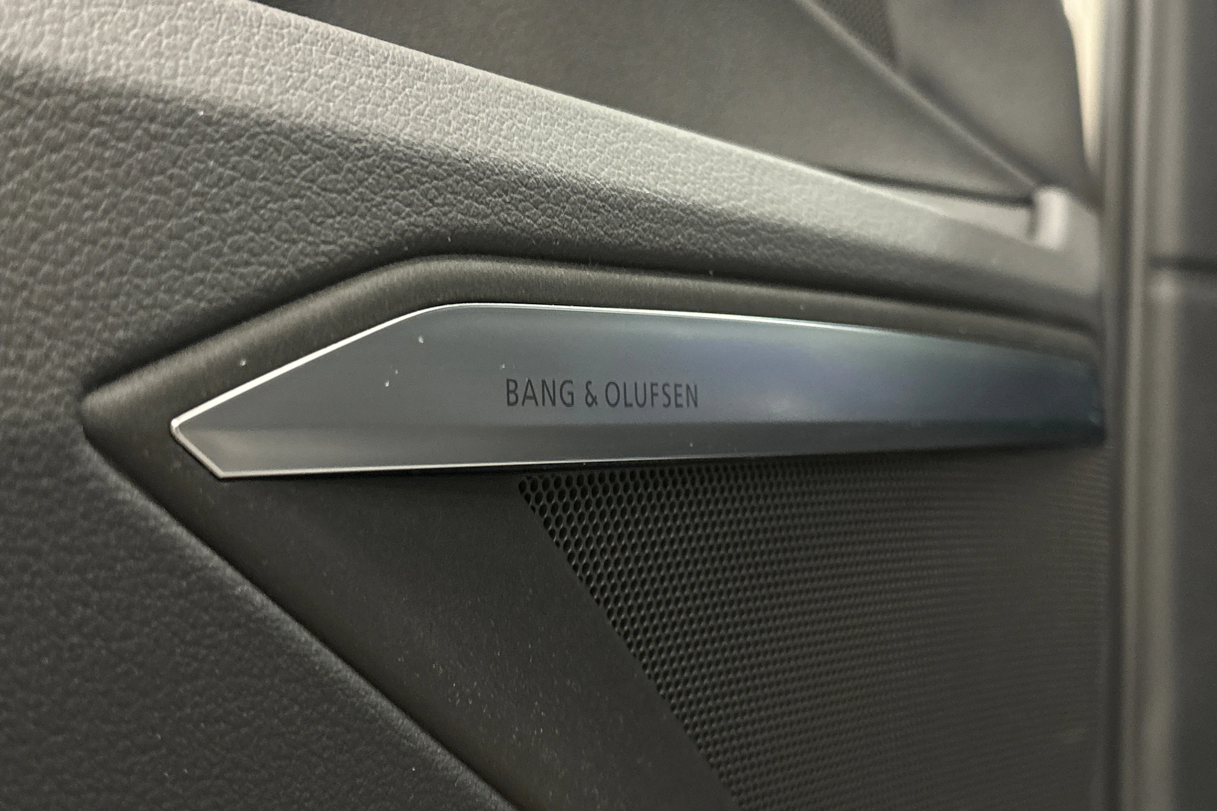 beige Audi e-tron 2022 kuva 24.