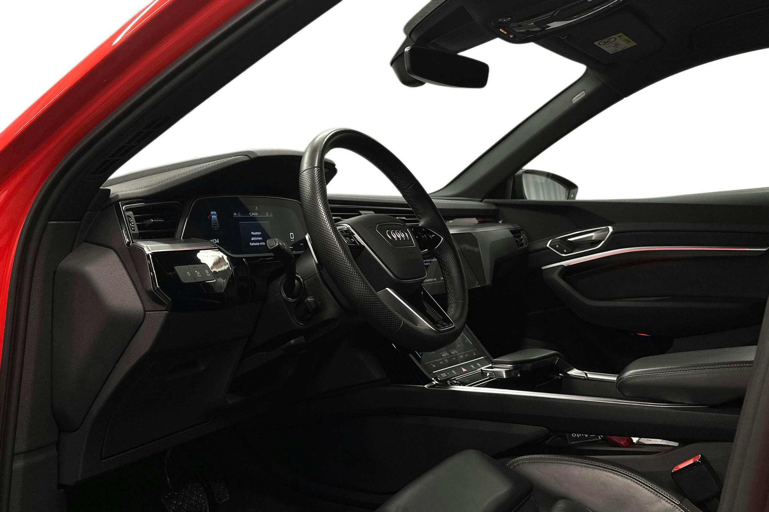 punainen Audi e-tron 2022 kuva 7.