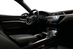 punainen Audi e-tron 2022 kuva 9.