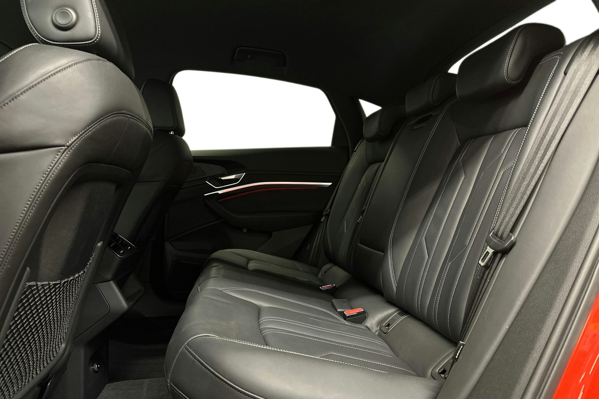 punainen Audi e-tron 2022 kuva 10.