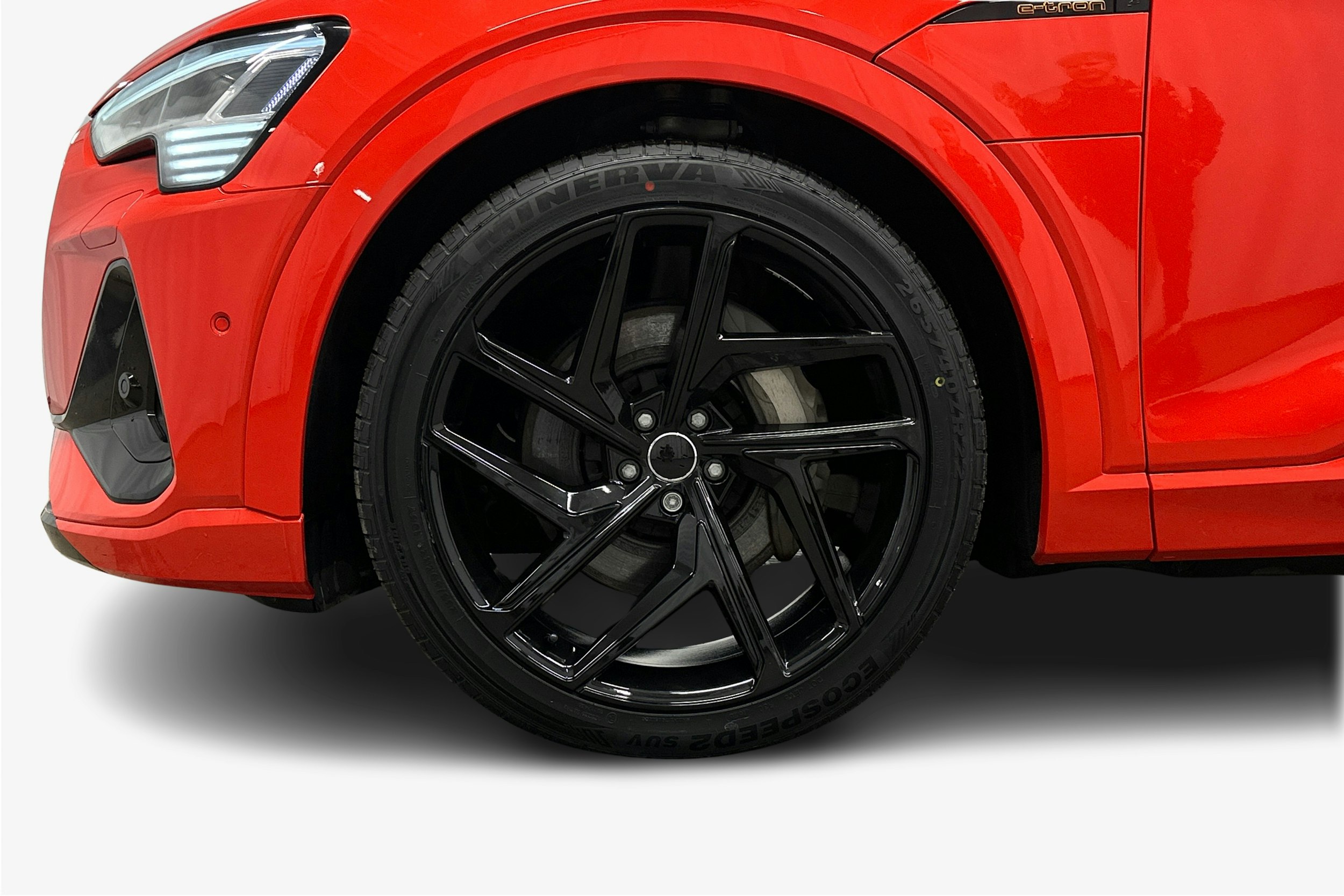 punainen Audi e-tron 2022 kuva 11.