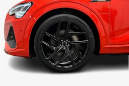 punainen Audi e-tron 2022 kuva 11.