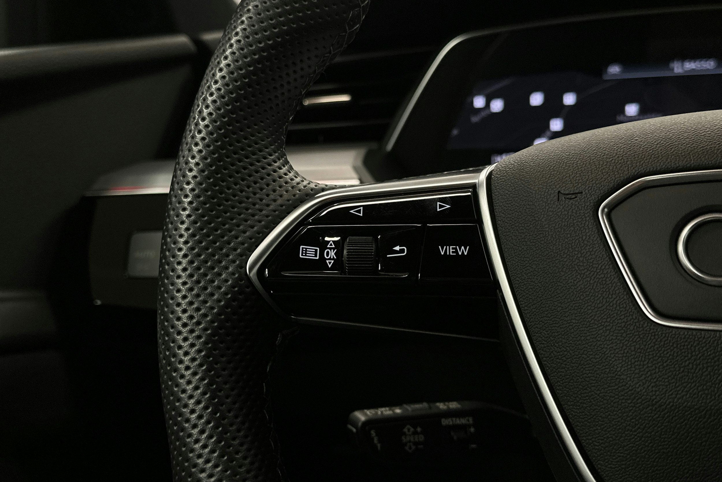 punainen Audi e-tron 2022 kuva 13.