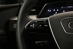 punainen Audi e-tron 2022 kuva 13.