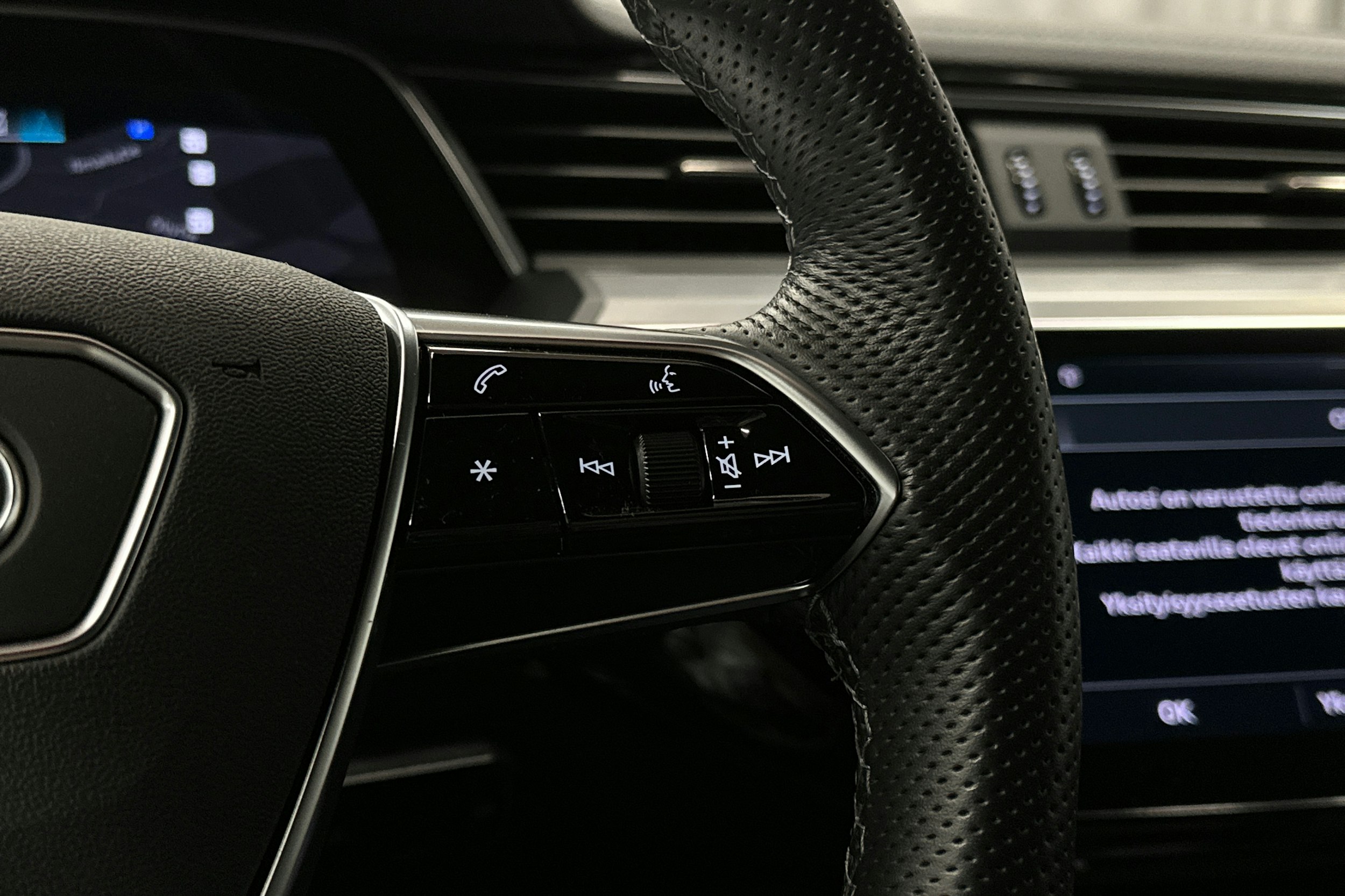 punainen Audi e-tron 2022 kuva 14.