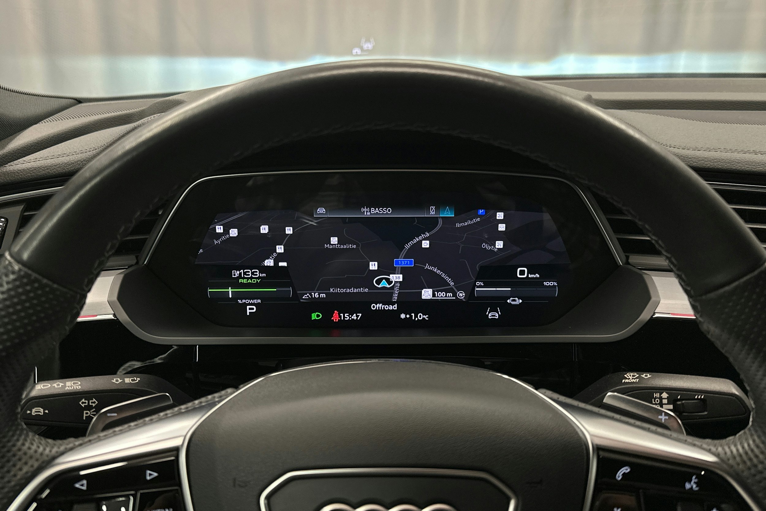 punainen Audi e-tron 2022 kuva 15.
