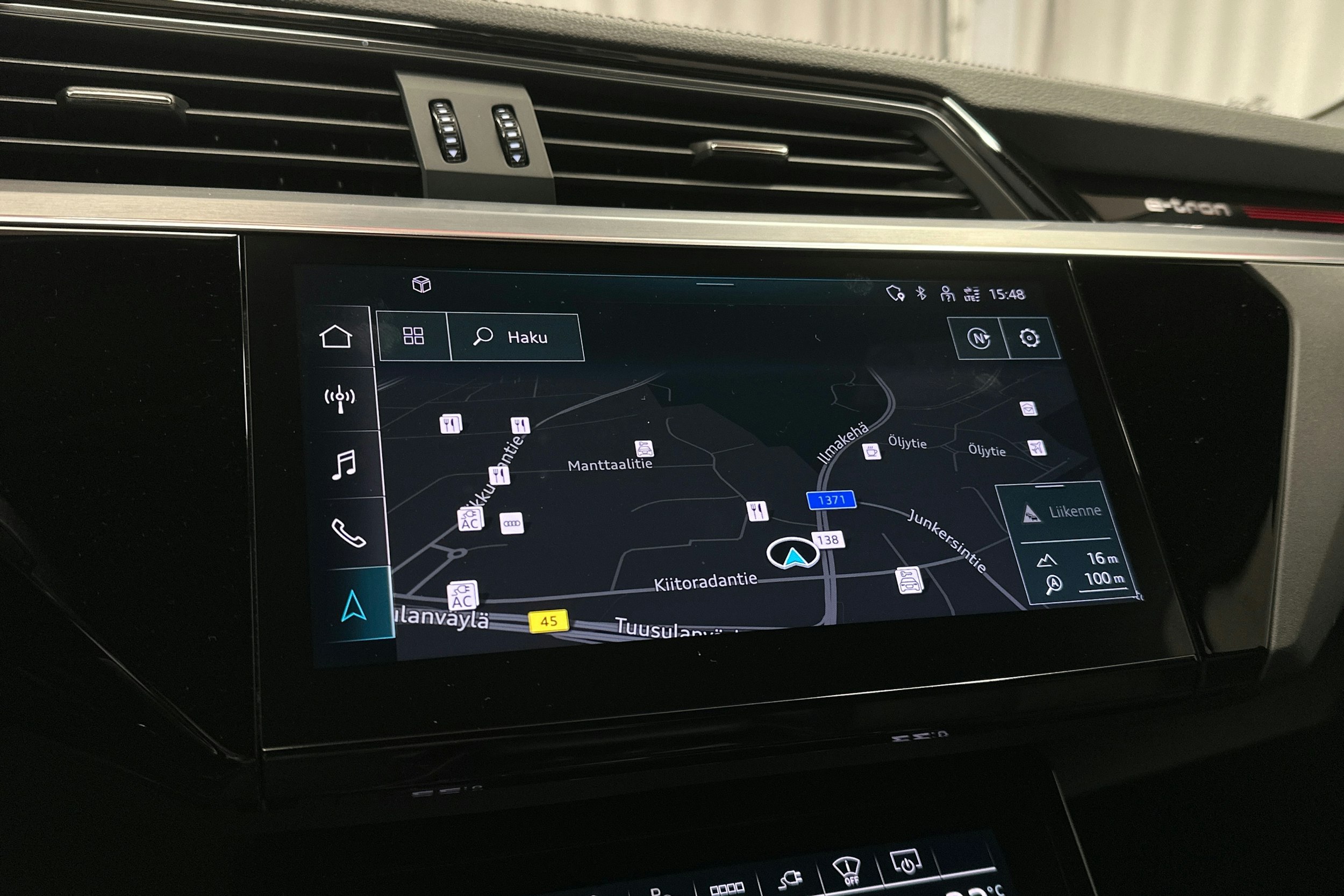 punainen Audi e-tron 2022 kuva 17.