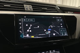 punainen Audi e-tron 2022 kuva 17.