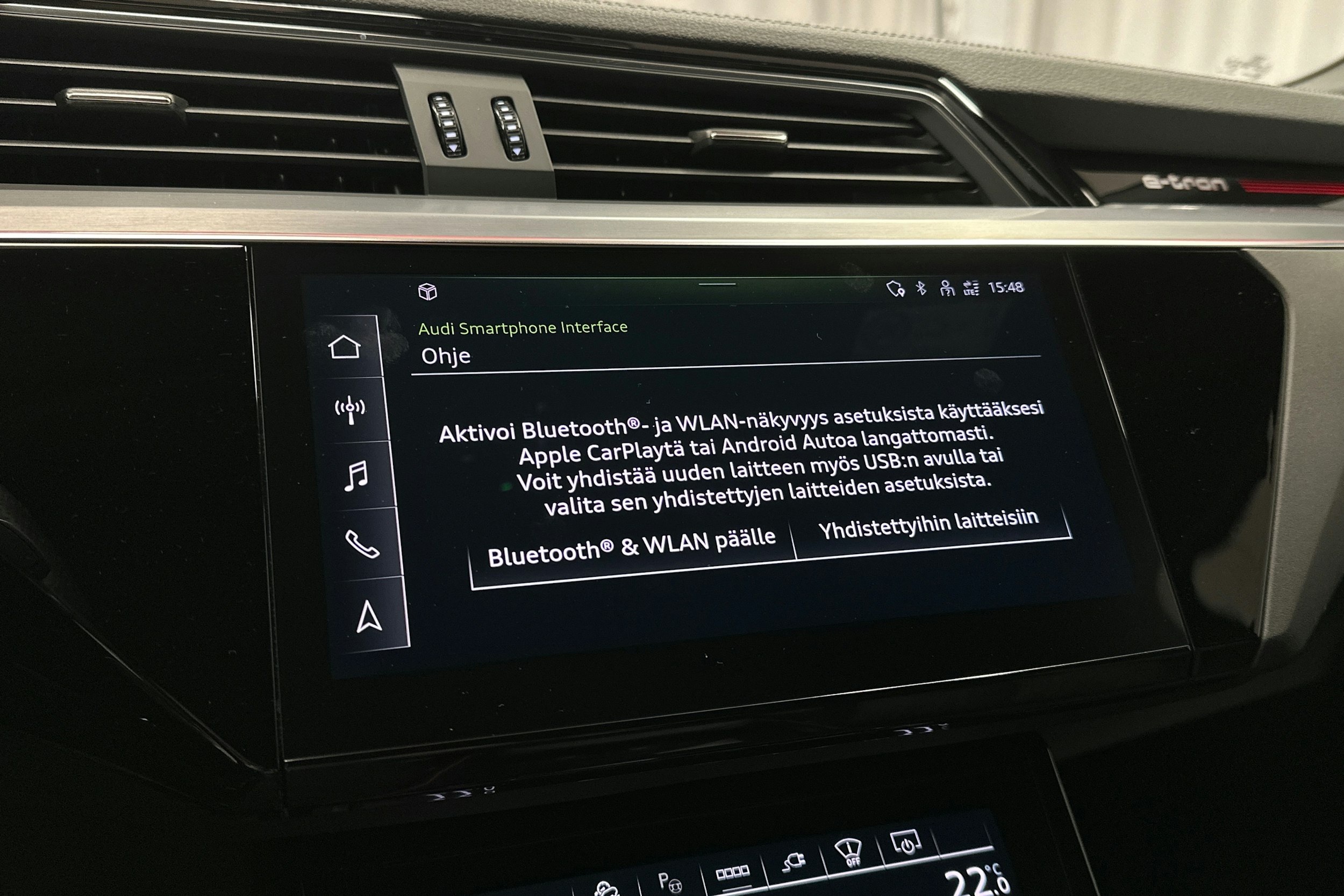 punainen Audi e-tron 2022 kuva 18.