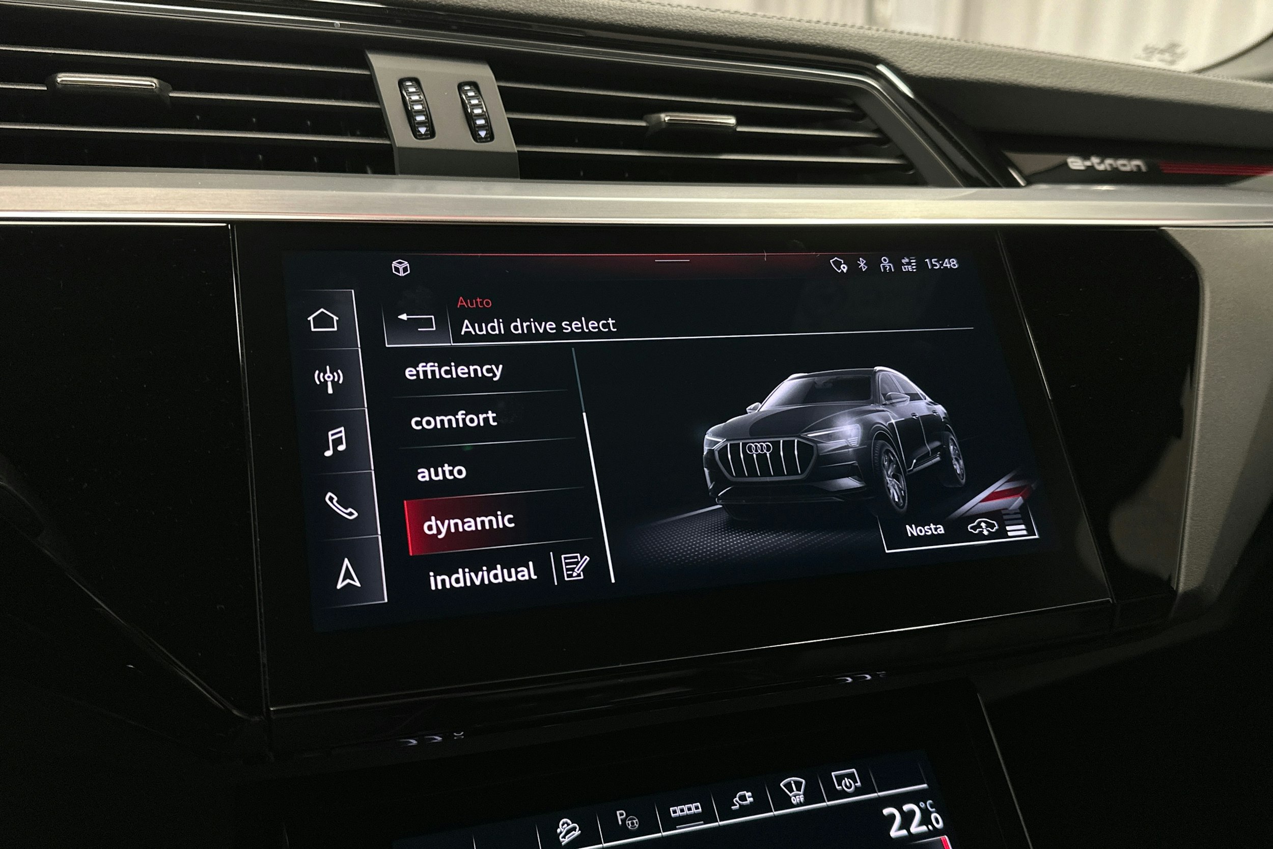 punainen Audi e-tron 2022 kuva 20.