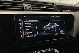 punainen Audi e-tron 2022 kuva 20.