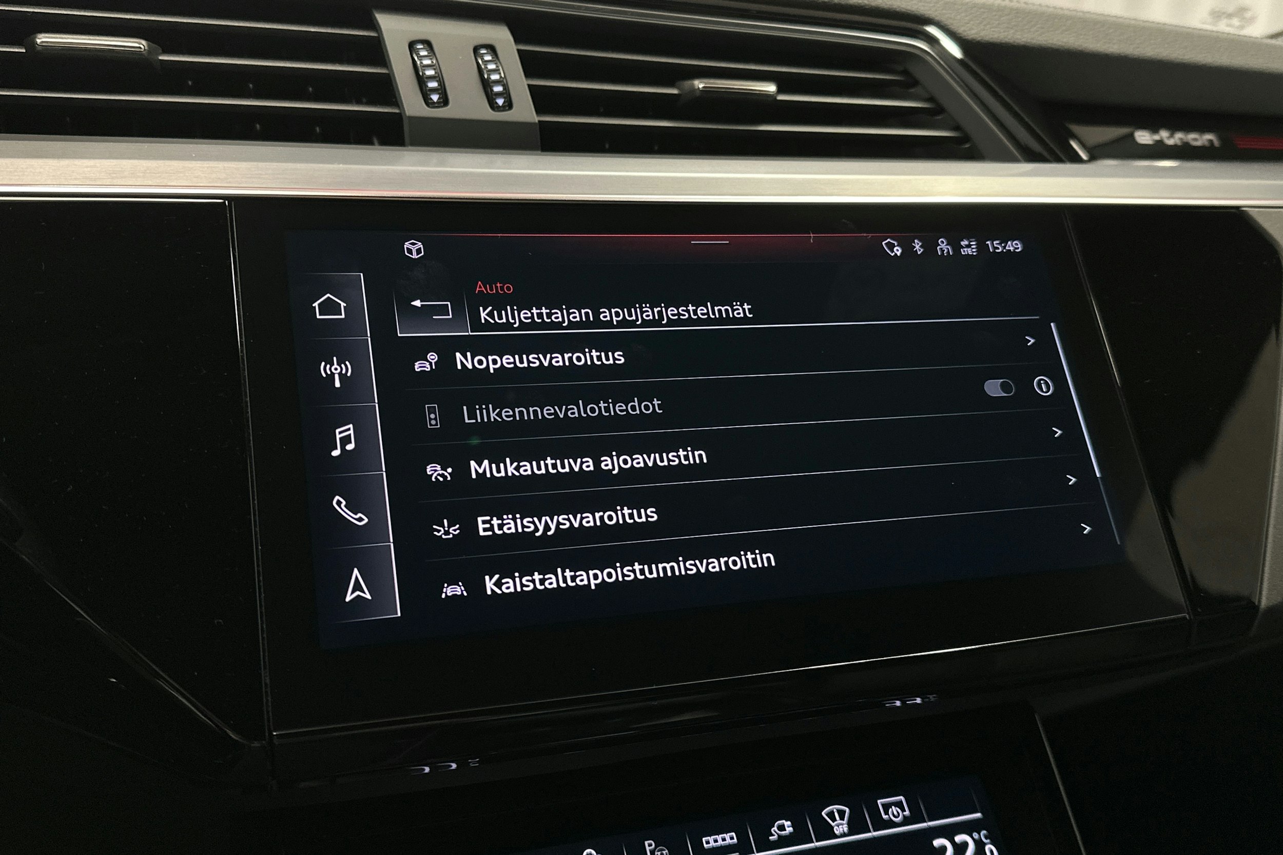 punainen Audi e-tron 2022 kuva 21.