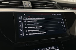 punainen Audi e-tron 2022 kuva 21.