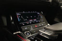 punainen Audi e-tron 2022 kuva 22.