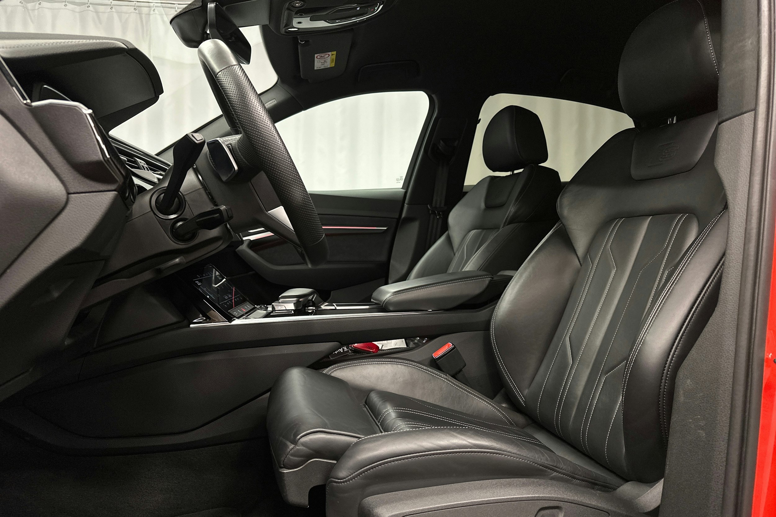 punainen Audi e-tron 2022 kuva 23.