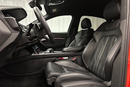 punainen Audi e-tron 2022 kuva 23.