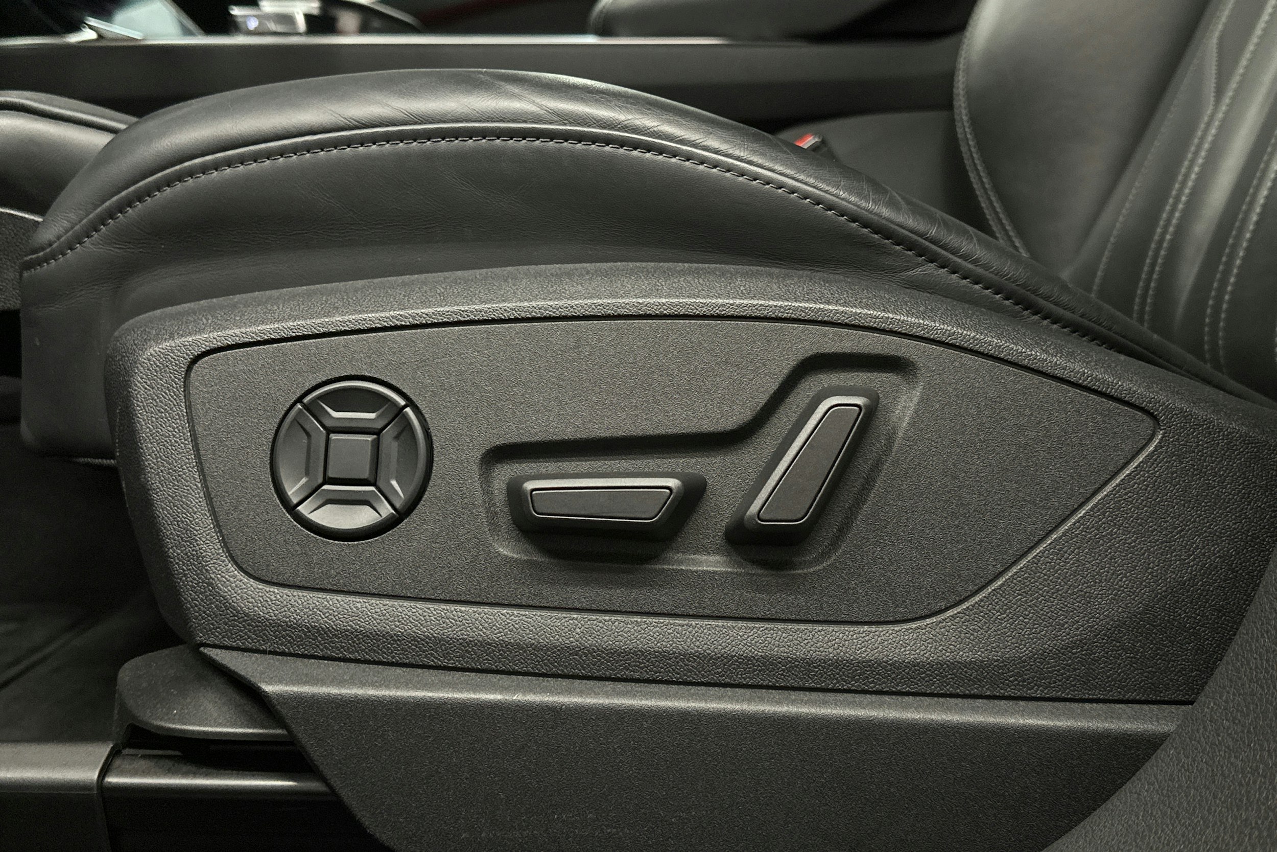 punainen Audi e-tron 2022 kuva 24.