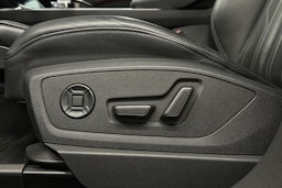 punainen Audi e-tron 2022 kuva 24.