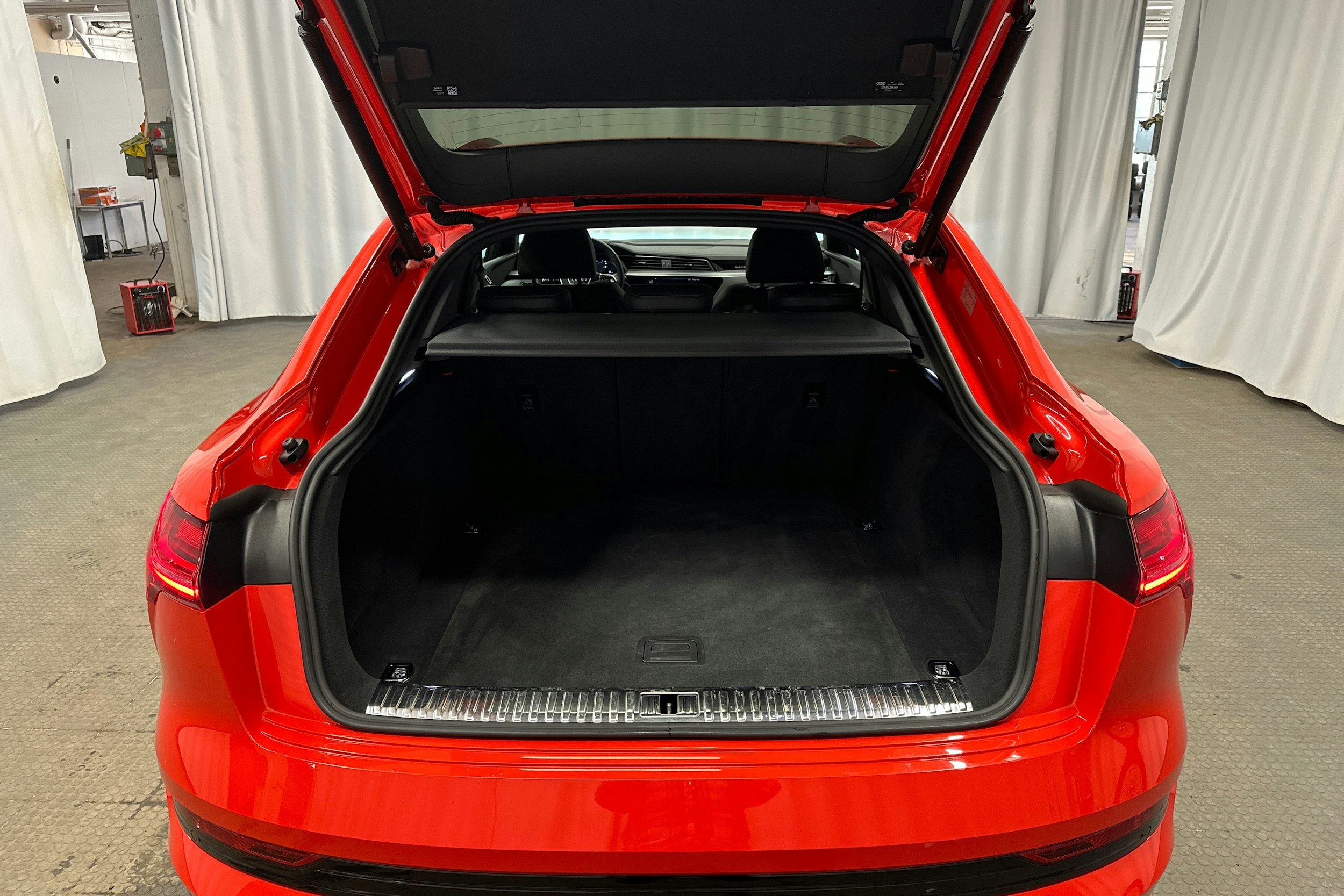 punainen Audi e-tron 2022 kuva 25.