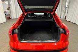 punainen Audi e-tron 2022 kuva 25.