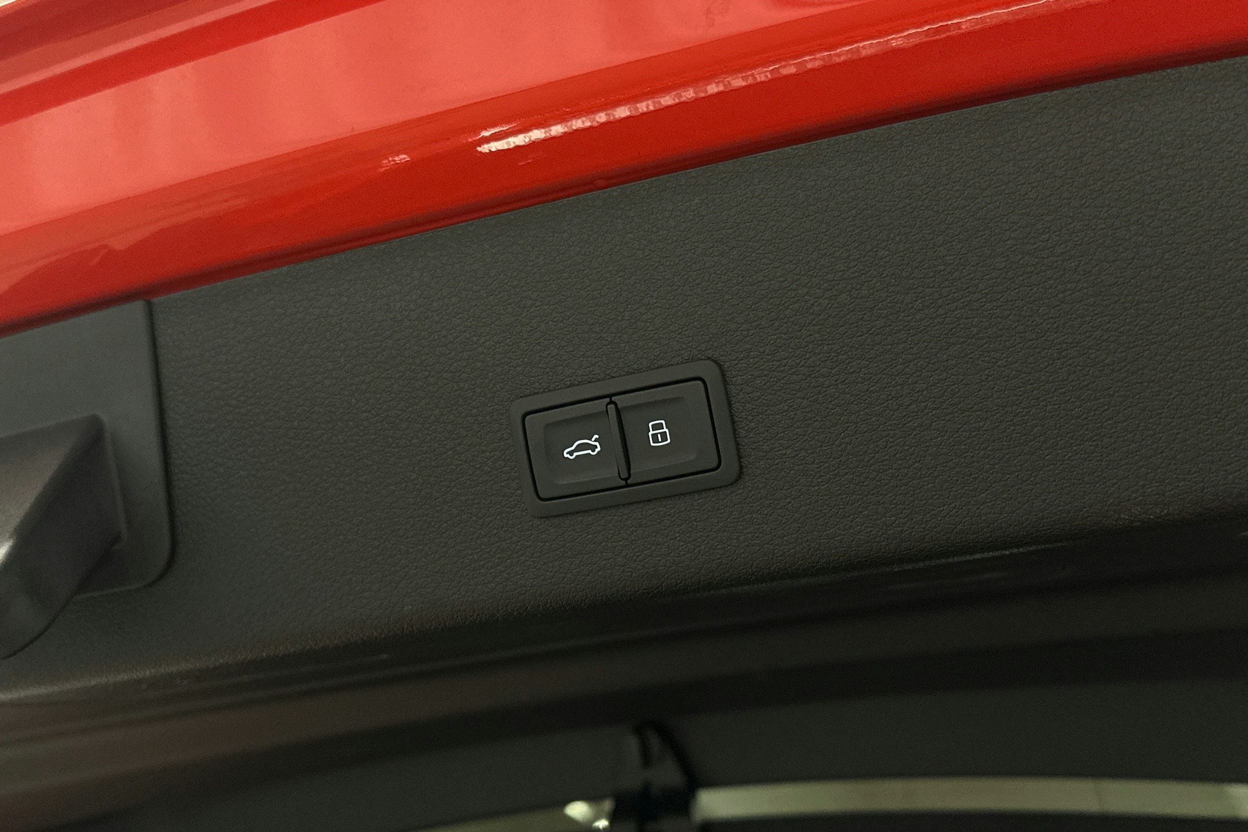 punainen Audi e-tron 2022 kuva 26.