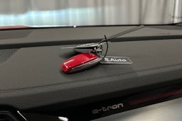 punainen Audi e-tron 2022 kuva 27.