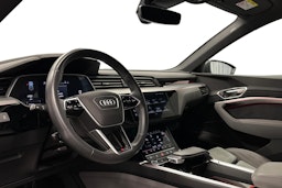 harmaa Audi e-tron 2022 kuva 7.