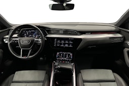 harmaa Audi e-tron 2022 kuva 9.