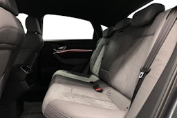 harmaa Audi e-tron 2022 kuva 10.